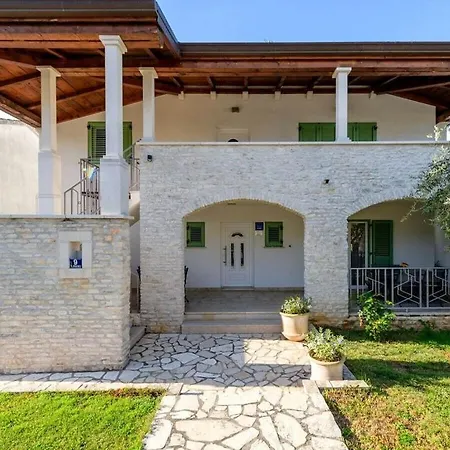 With 4 Bedrooms Дом отдыха Пореч