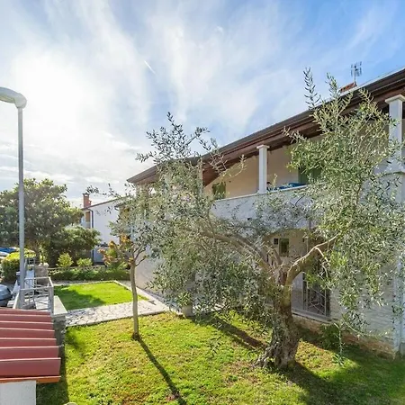 With 4 Bedrooms Nyaraló *