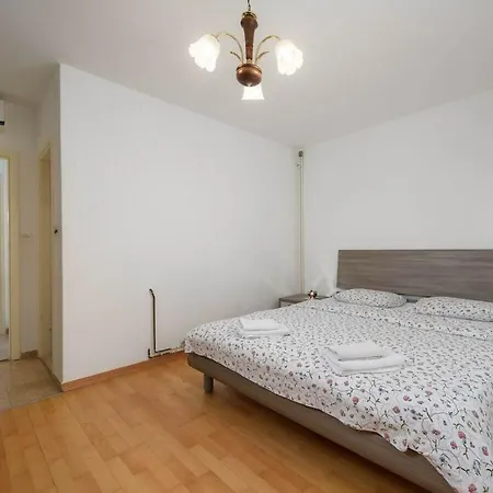 With 4 Bedrooms Holiday home