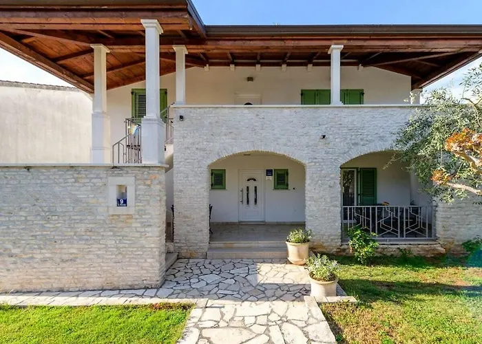 With 4 Bedrooms Semesterbostad Poreč