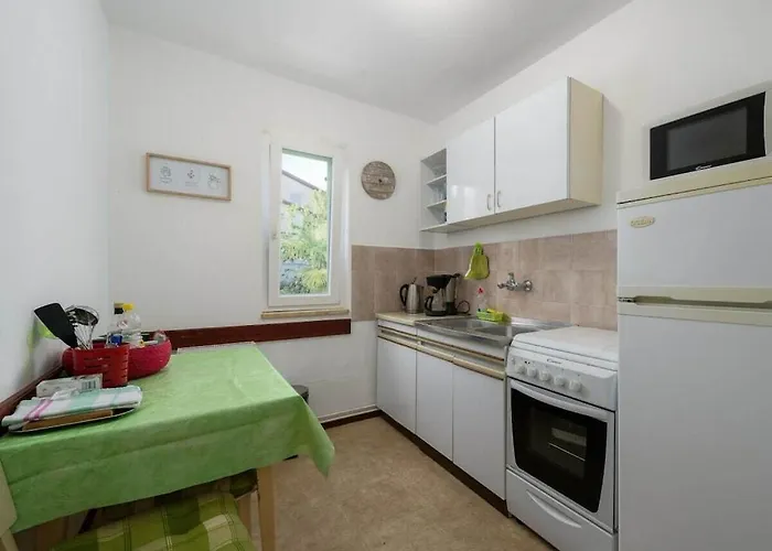 With 4 Bedrooms Semesterbostad *